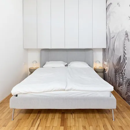 Ella's River Apartment